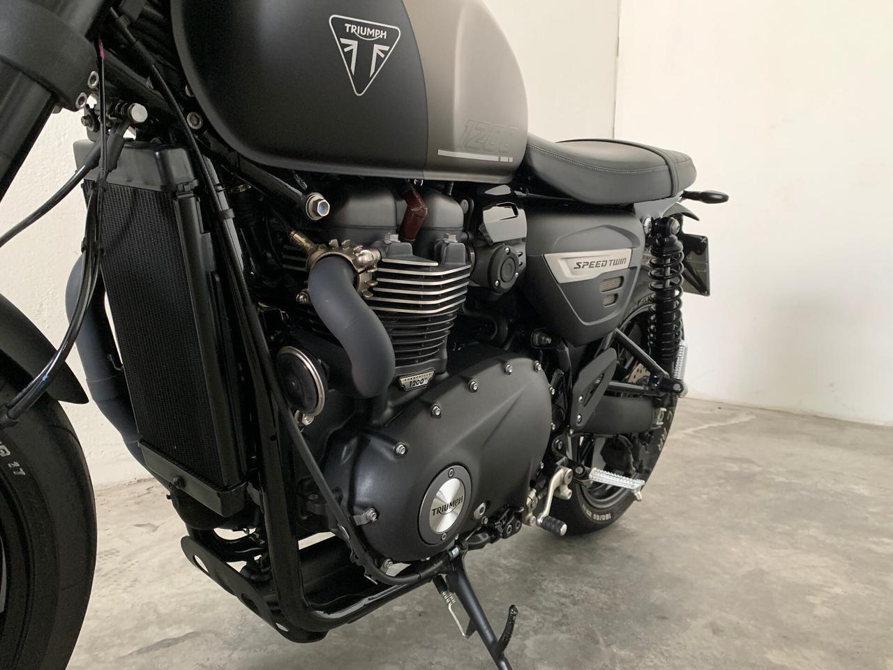 Triumph Speed Twin 1200 Matt Irostone Black Edition