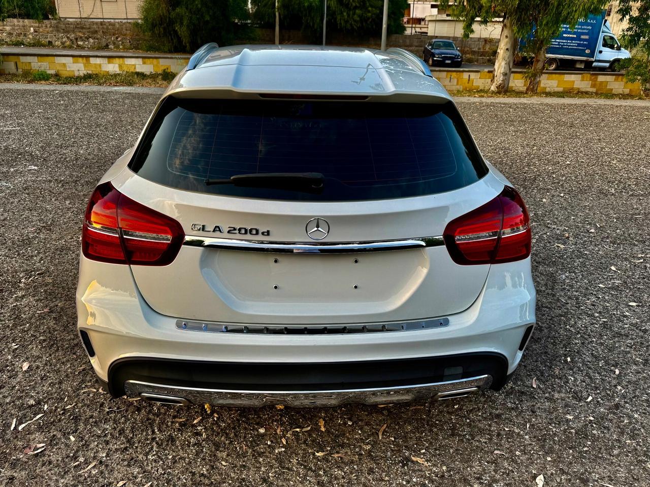 MERCEDES- BENZ GLA 200 D AMG PREMIUM