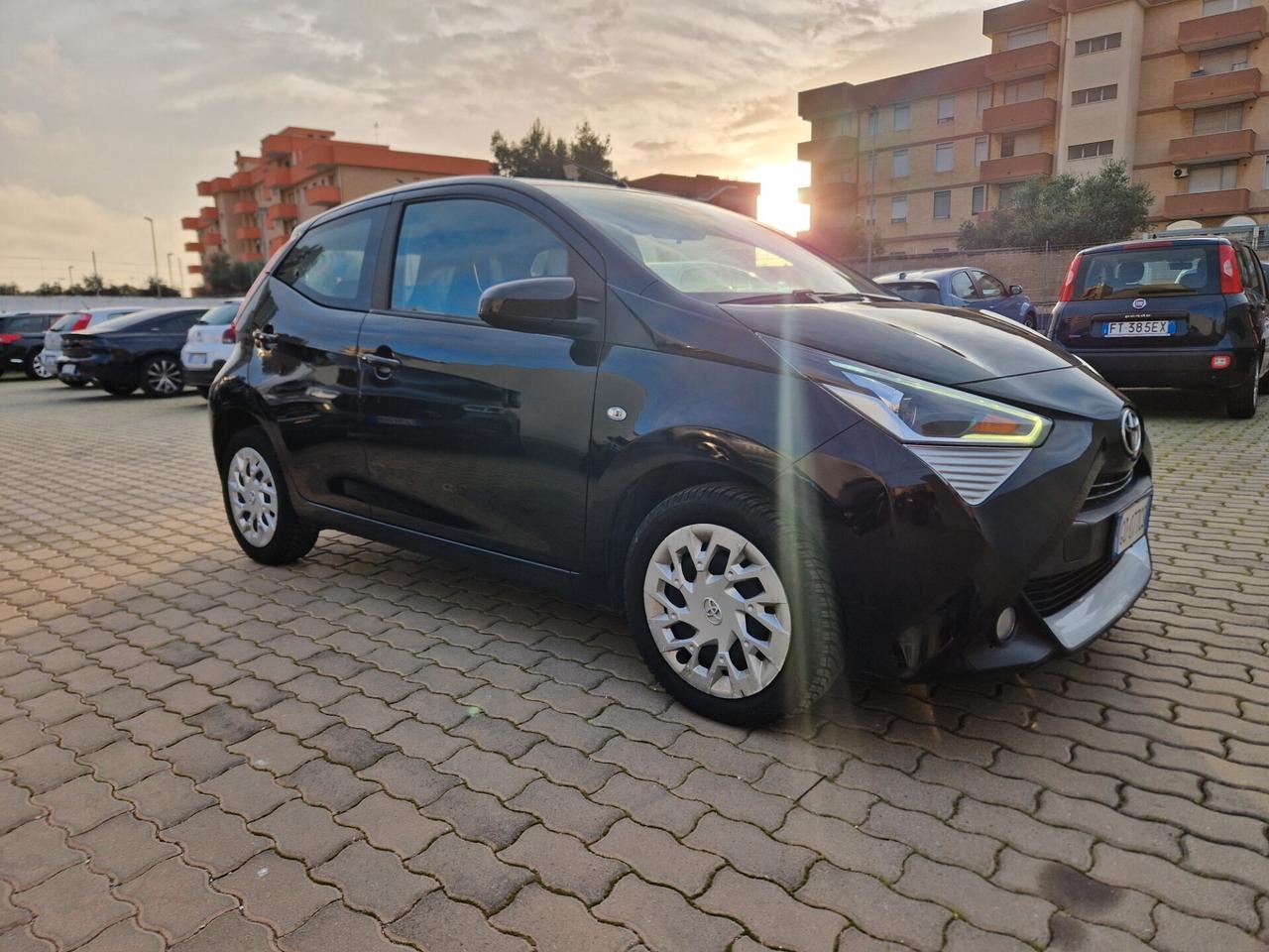 Toyota Aygo Connect 1.0 VVT-i 72 CV 5p x-play