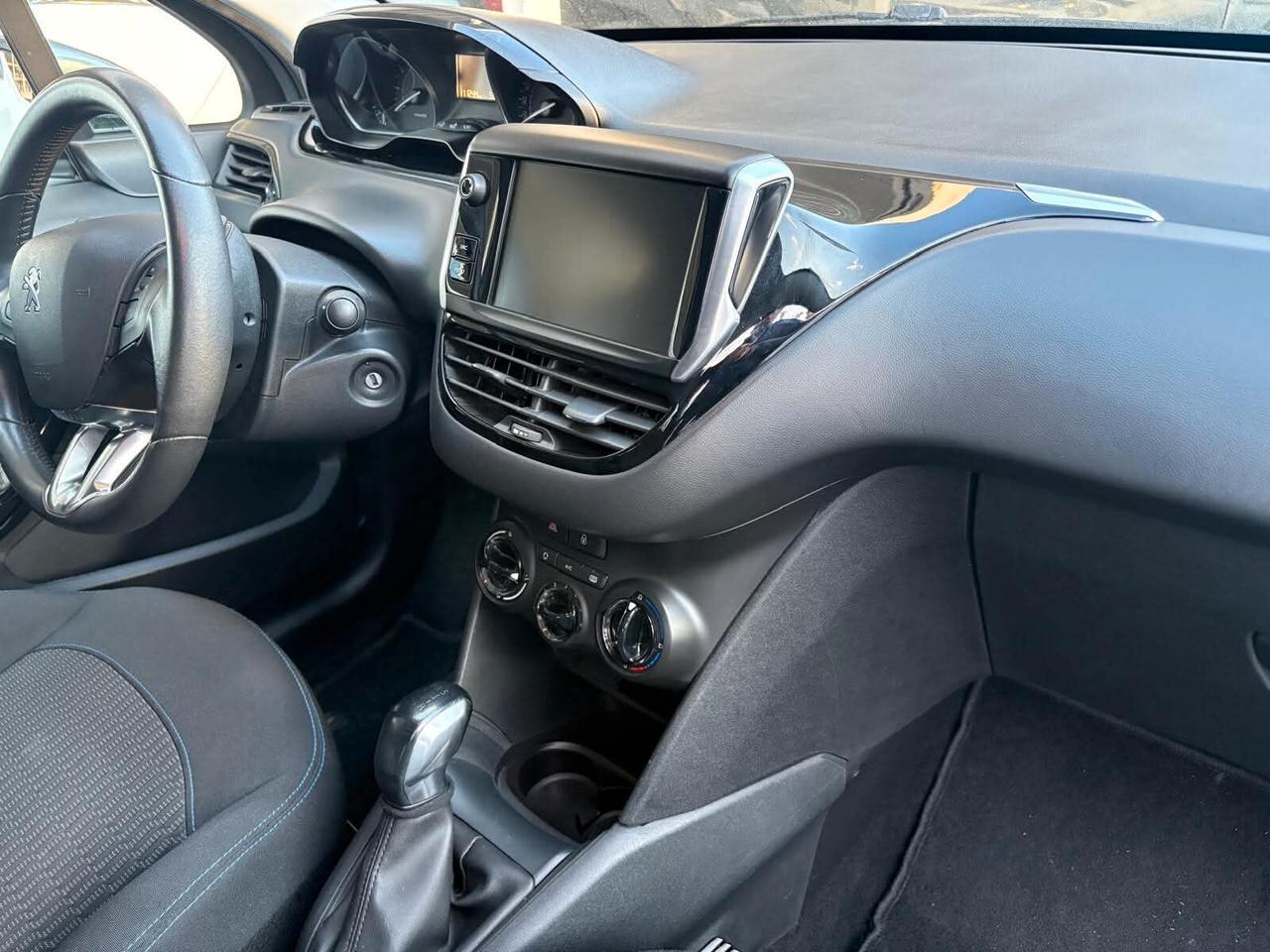 Peugeot 208 PureTech 82 5 porte Signature