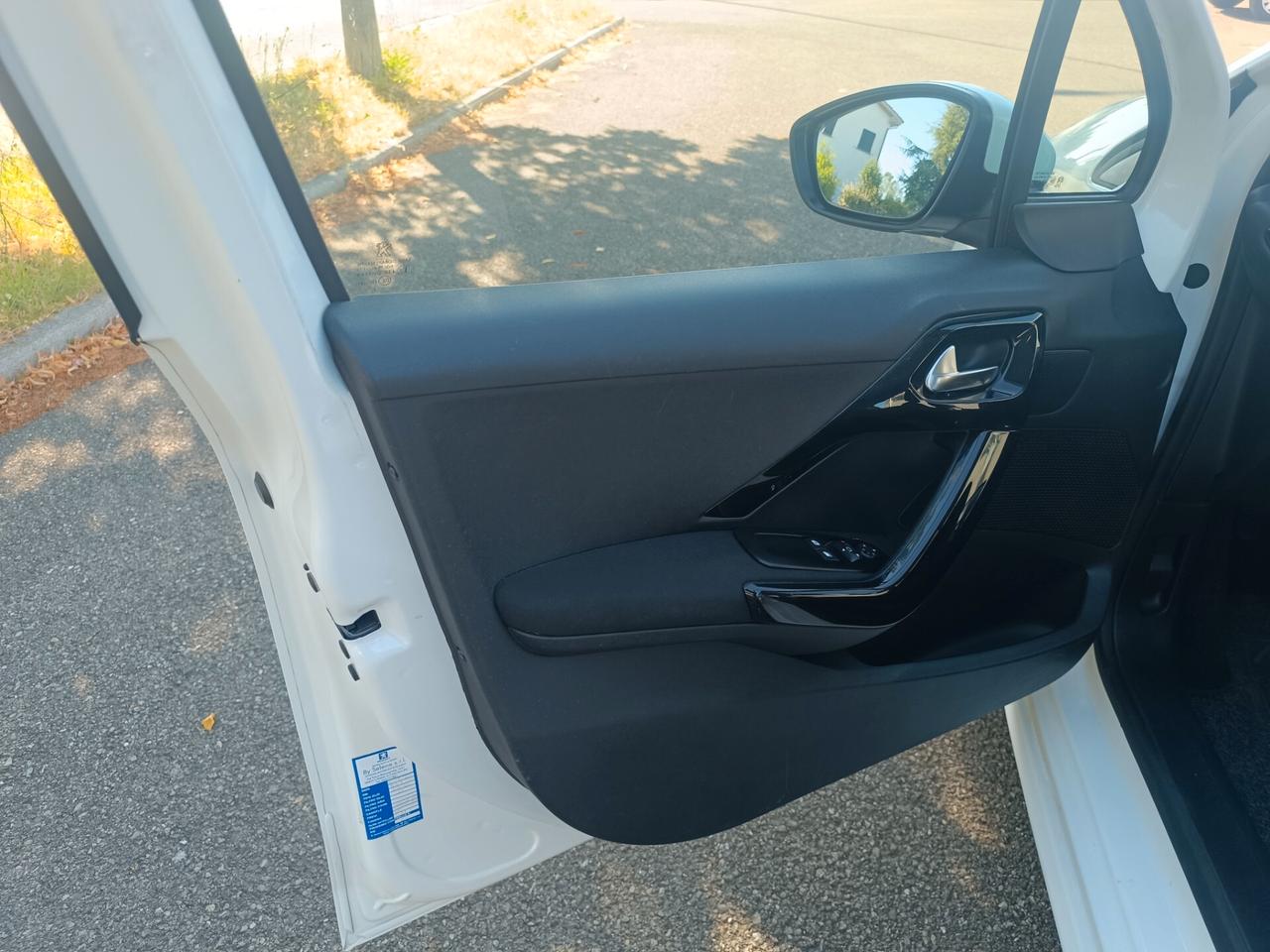 Peugeot 208 1.2 5 porte 99.000 KM NEOPATENTATI