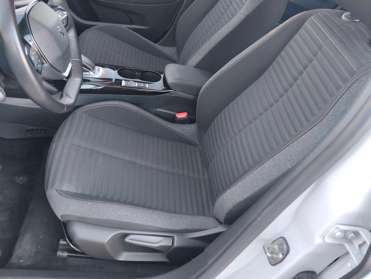 Peugeot 208 motore elettrico 136 CV 5 porte Active