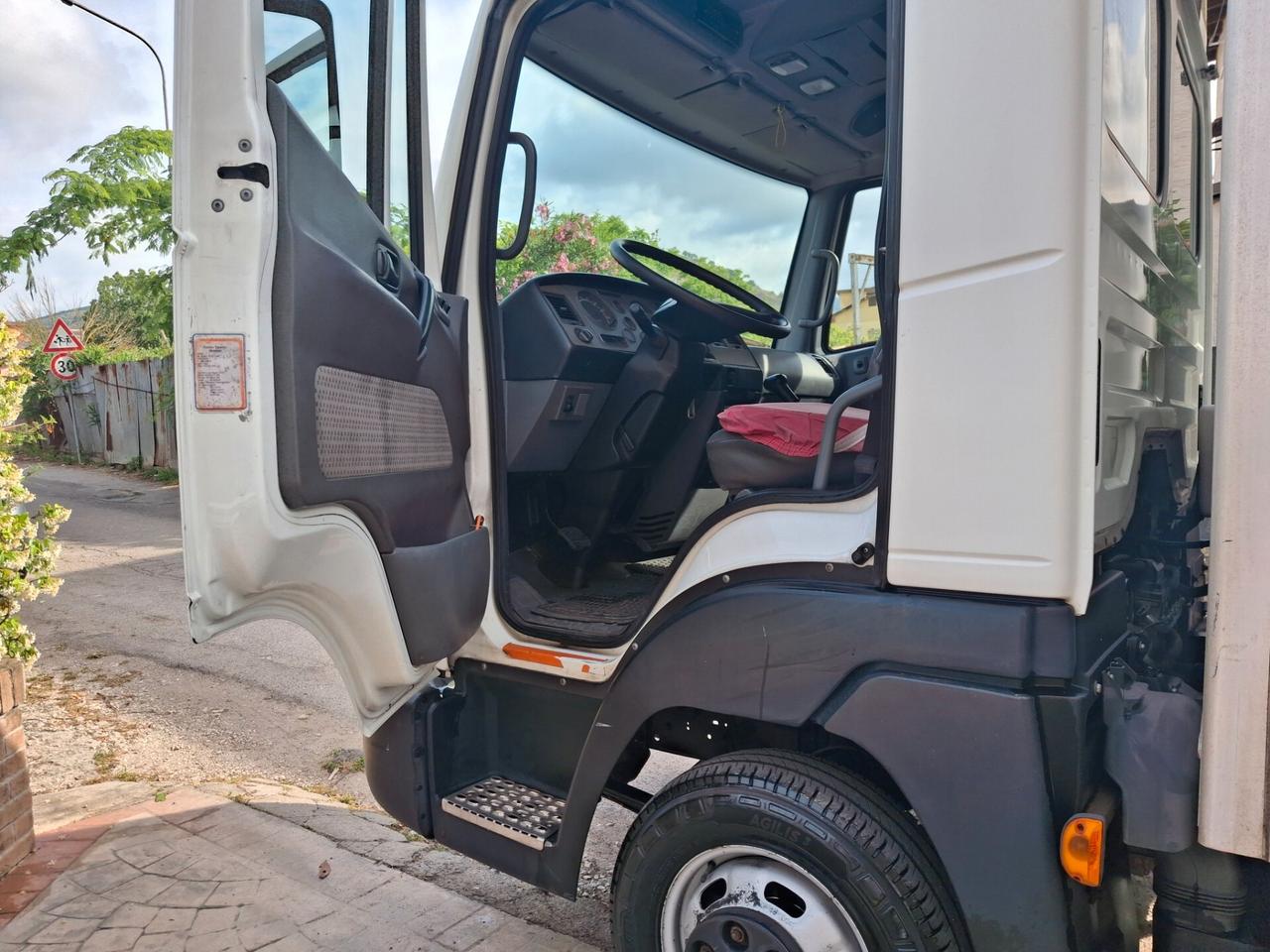 Nissan atelion con pedana posteriore idraulica