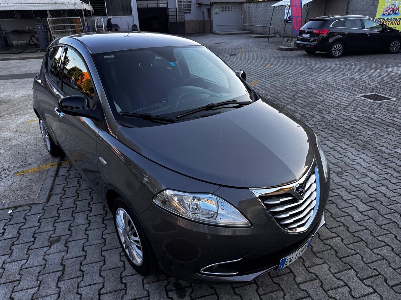 Lancia Ypsilon 1.2 69 CV 5 porte Platinum neopatentati