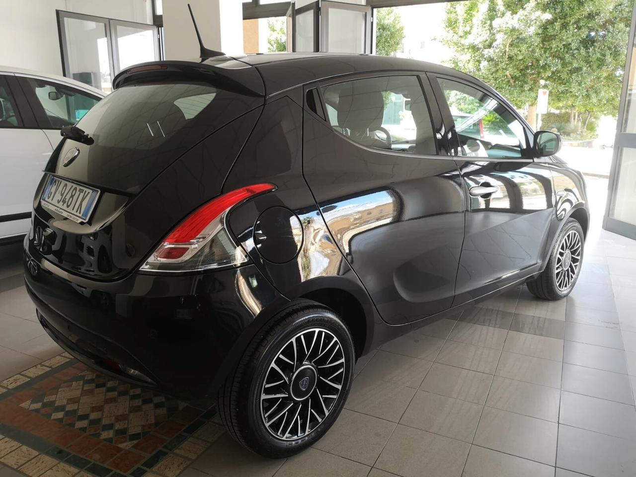 Lancia Ypsilon 1.0FireFly 70CV 5p Hyb Platino 2024