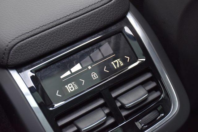 VOLVO XC60 D4 AWD Momentum *TETTUCCIO, PELLE*