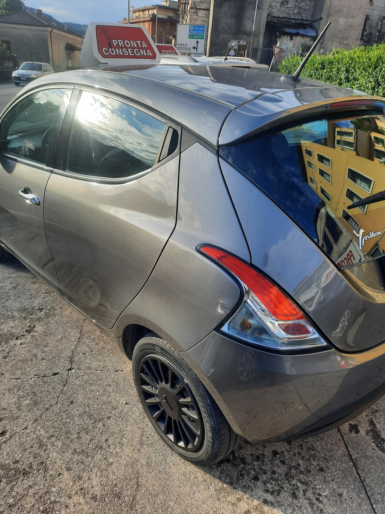 Lancia Ypsilon 1.0 FireFly 5 porte S&S Hybrid Ecochic Silver