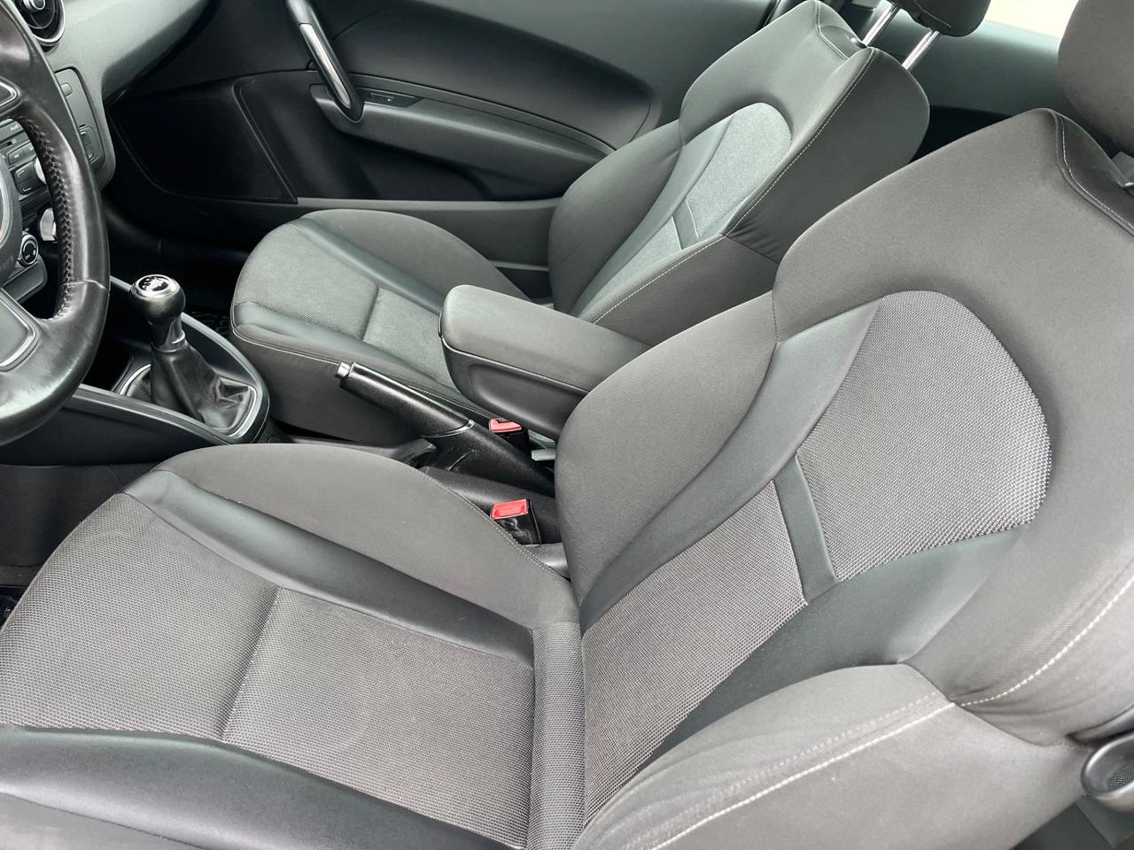 Audi A1 1.6 TDI anno 2011 fari uxeno