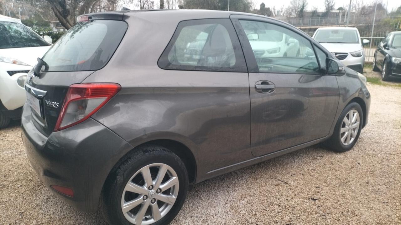 Toyota Yaris 1.0 3 porte *NAVI RETROCAMERA **PREZZO OUTLET**