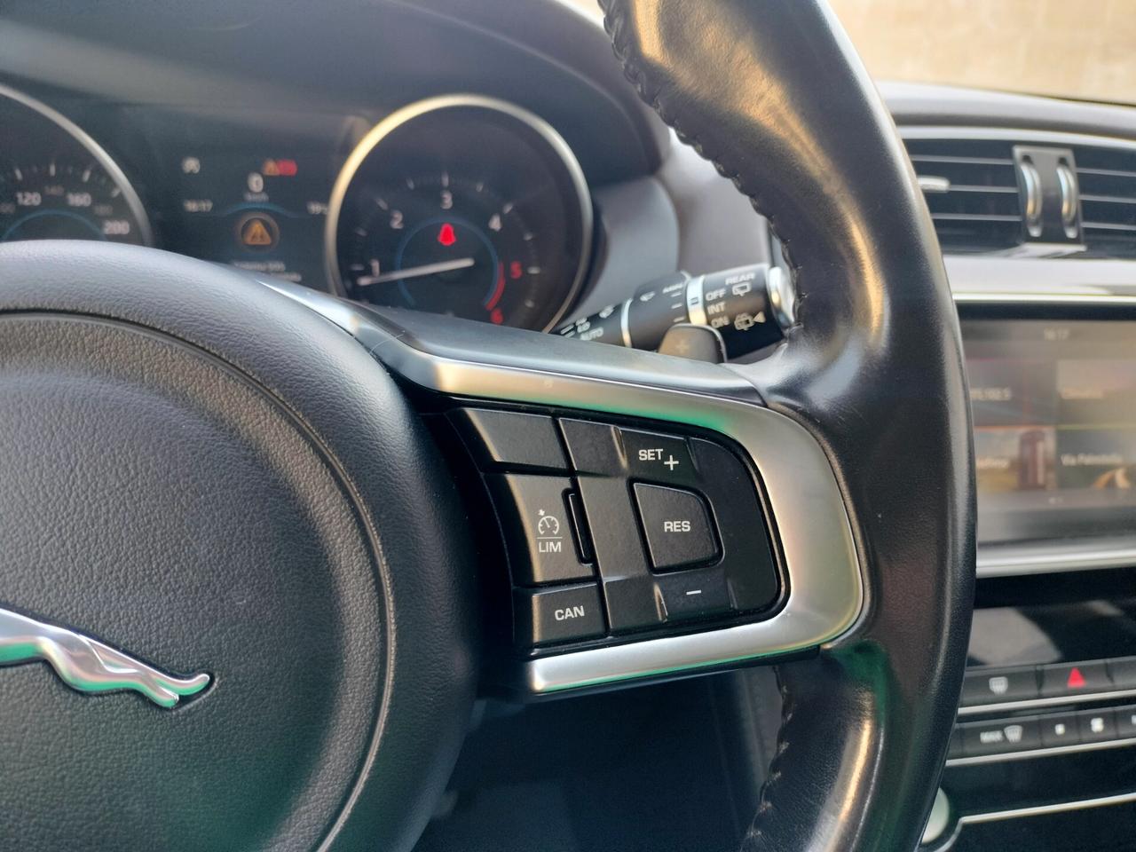 Jaguar F-Pace 2.0 D 180 CV AWD aut. Prestige