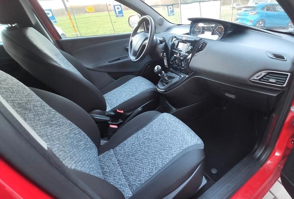 Lancia Ypsilon 1.0 FireFly 5 porte S&S Hybrid Ecochic Silver