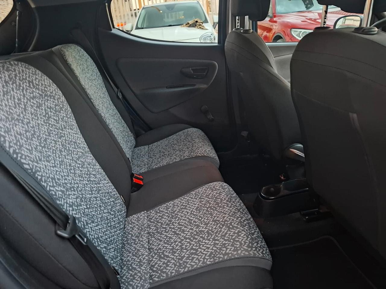 Lancia Ypsilon 1.0 FireFly 5 porte S&S Hybrid Ecochic Silver