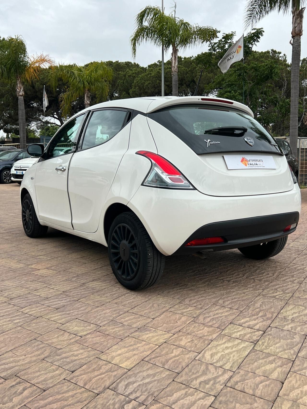 Lancia Ypsilon 1.0 FireFly 5 porte S&S Hybrid Ecochic Silver