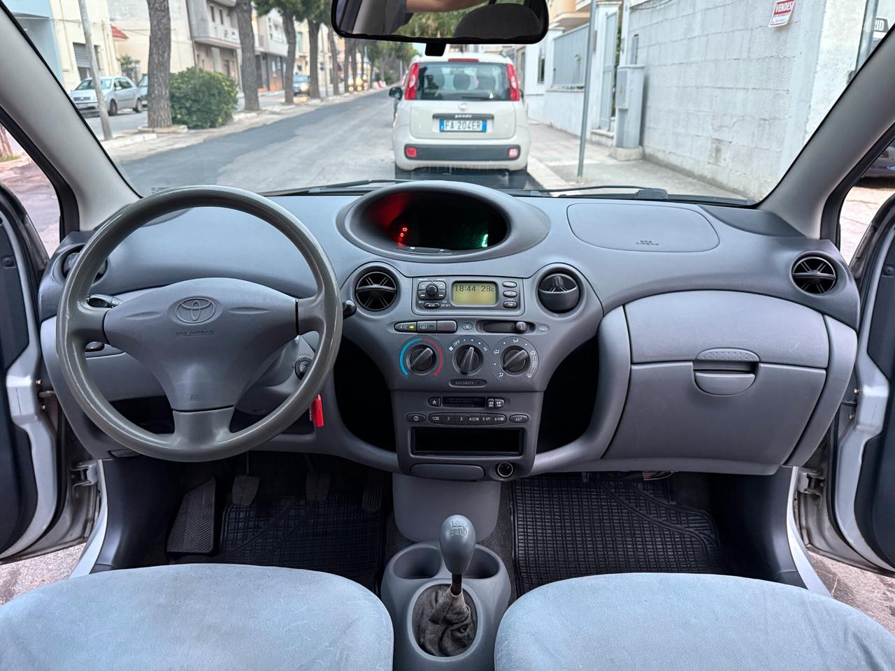 Toyota Yaris 1.0 cat 5 porte Sol - 2001