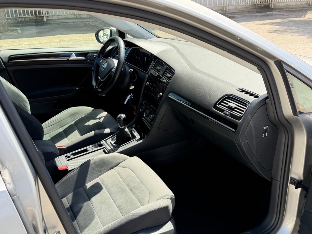 Volkswagen Golf 1.6 TDI executive virtual cockpit