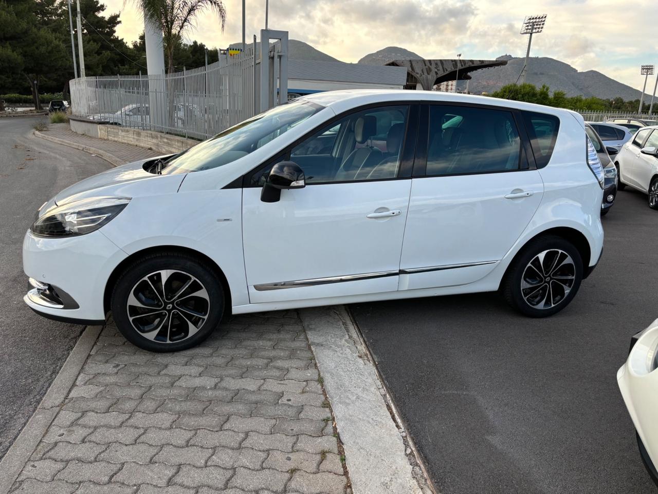 Renault Scenic Scénic XMod dCi 110 CV EDC Bose