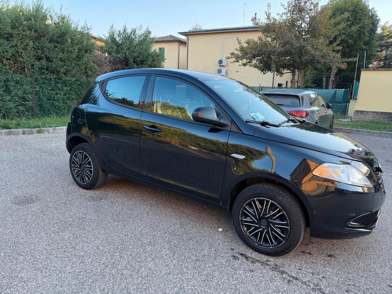Lancia Ypsilon 0.9 METANO - NEOPATENTATI - 12 MESI DI GARANZIA -