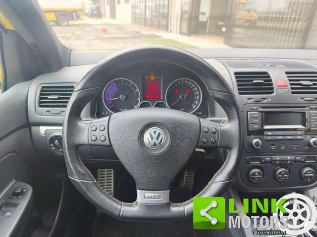 VOLKSWAGEN Golf GTI PIRELLI