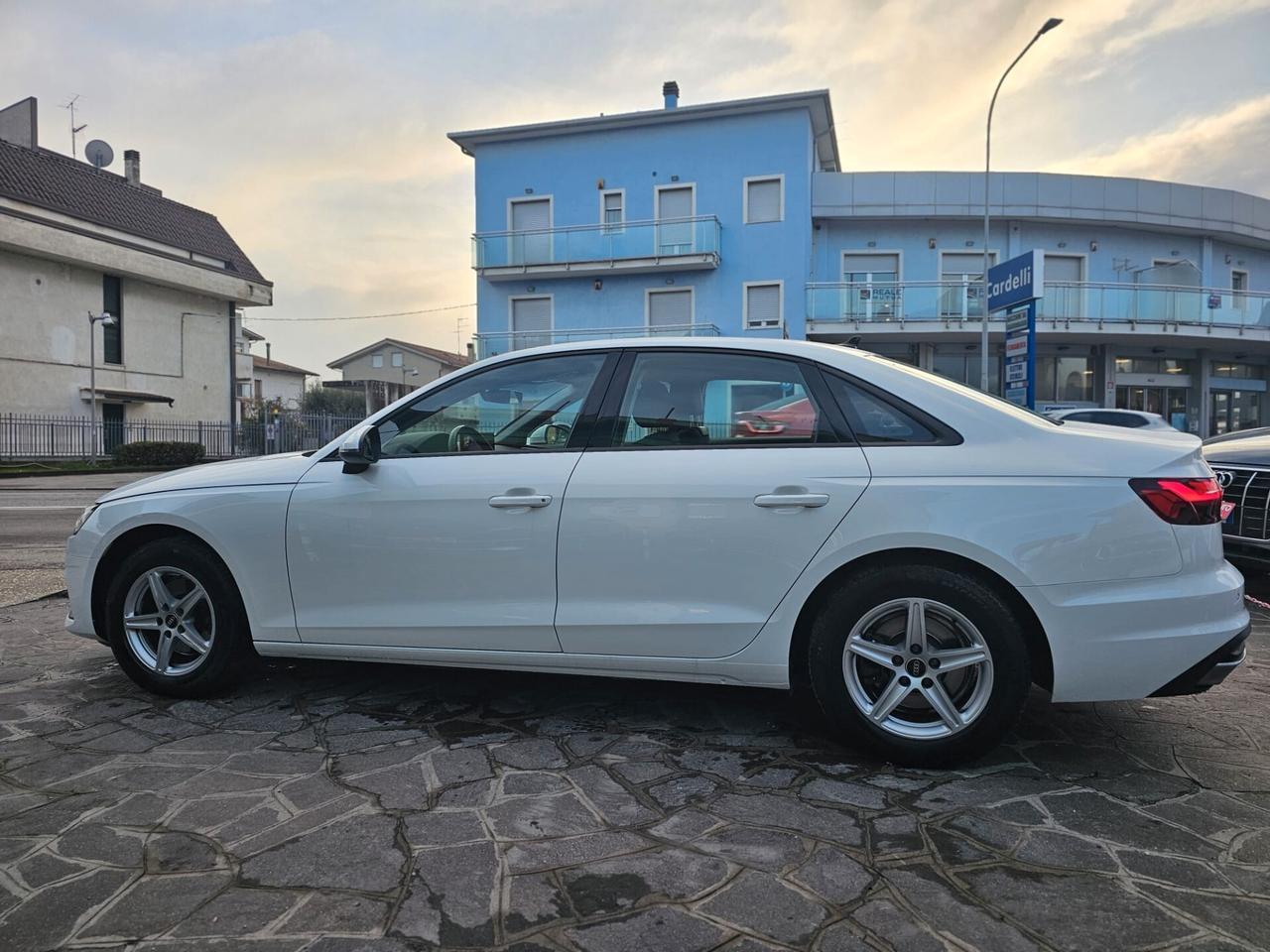 Audi A4 30 TDI/136 CV S tronic line edition
