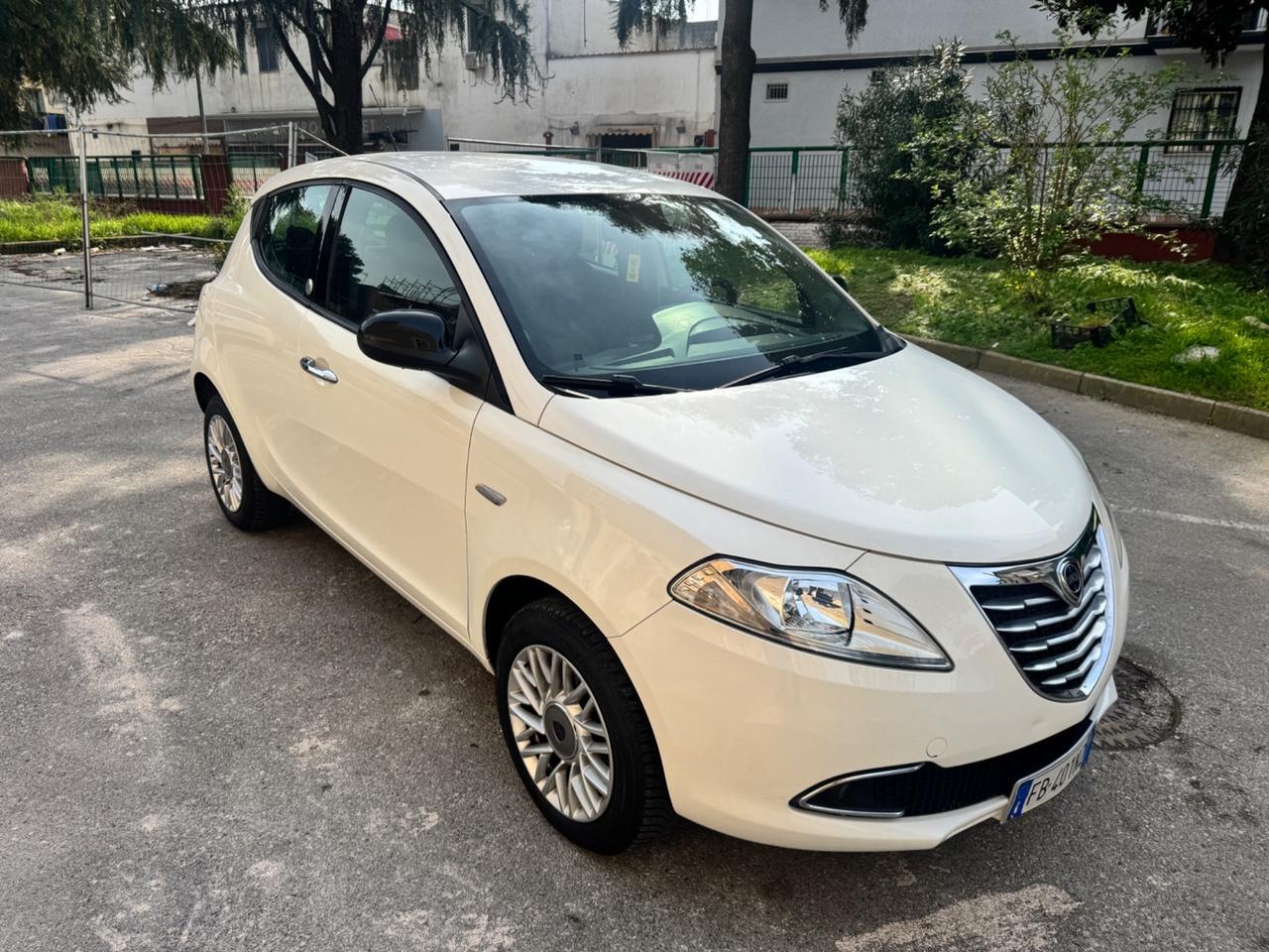 Lancia Ypsilon 0.9 TwinAir 85 CV 5 porte Metano Ecochic