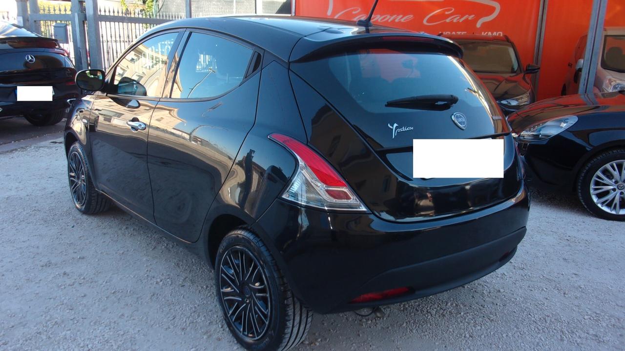 Lancia Ypsilon 1.0 FireFly 5 porte S&S Hybrid Silver