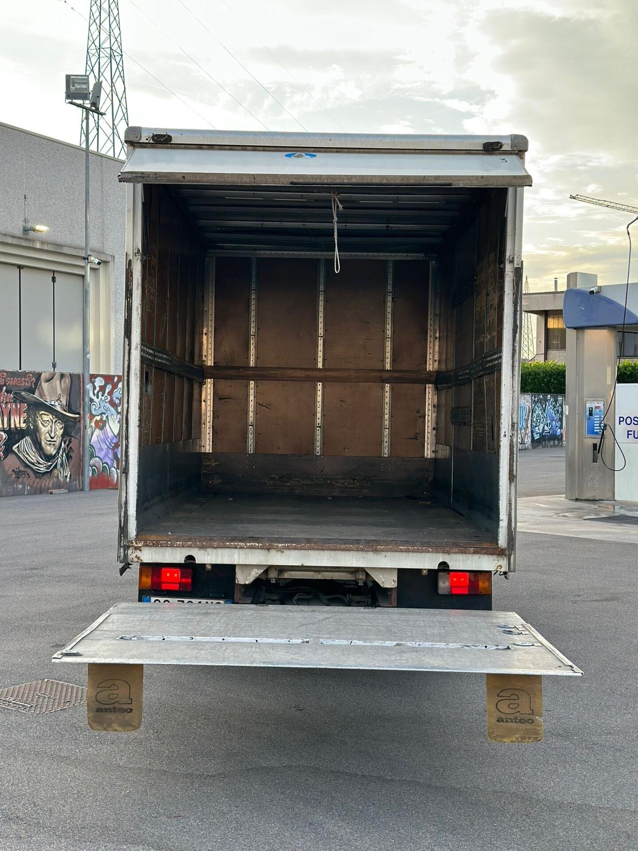 IVECO CON PEDANA IDRAULICA