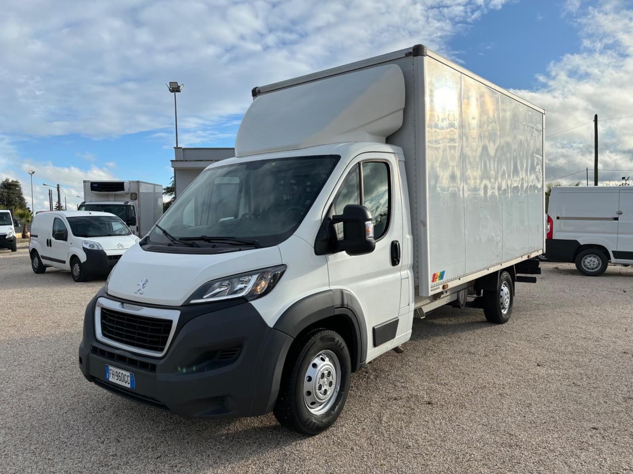 Peugeot Boxer con cassa in alluminio e sponda idraulica