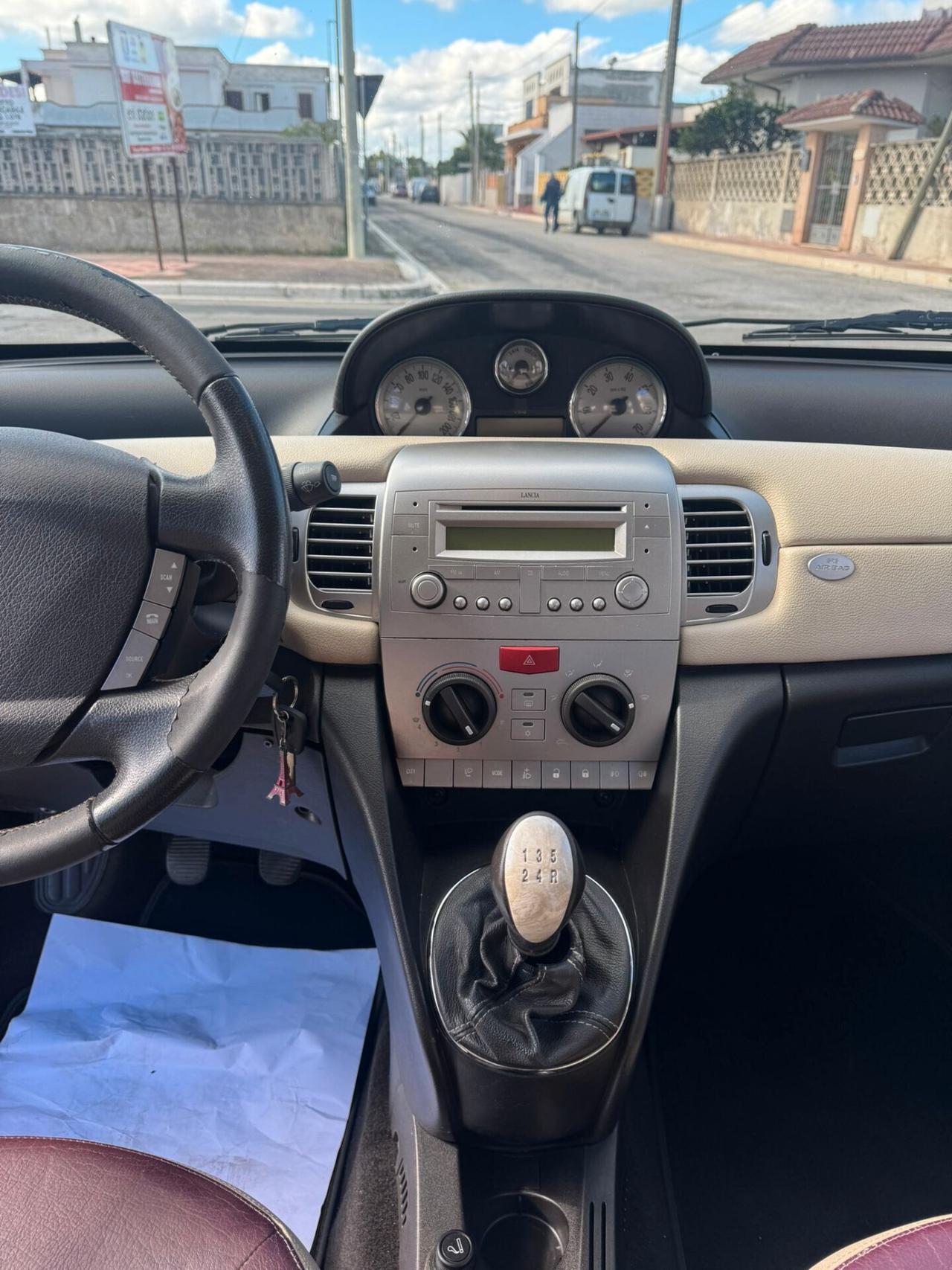 Lancia Ypsilon 1.3 MJT 75 CV Platino