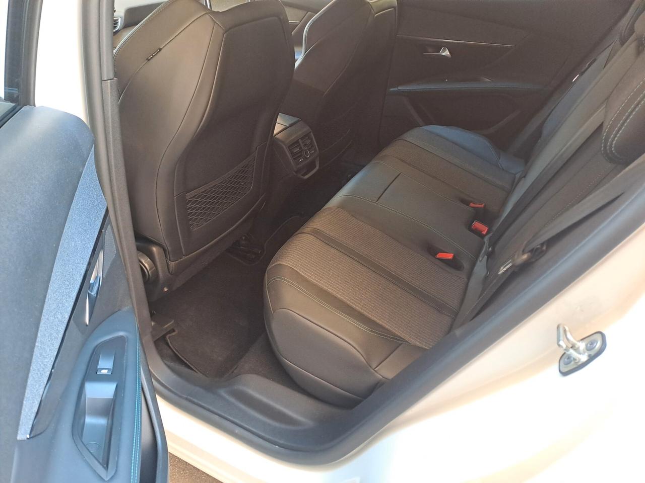 Peugeot 3008 Hybrid 225 e-EAT8 Allure