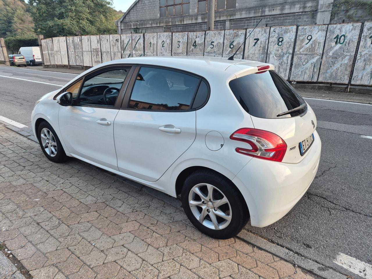 Peugeot 208 1.4 HDi 68 CV Neopatentati
