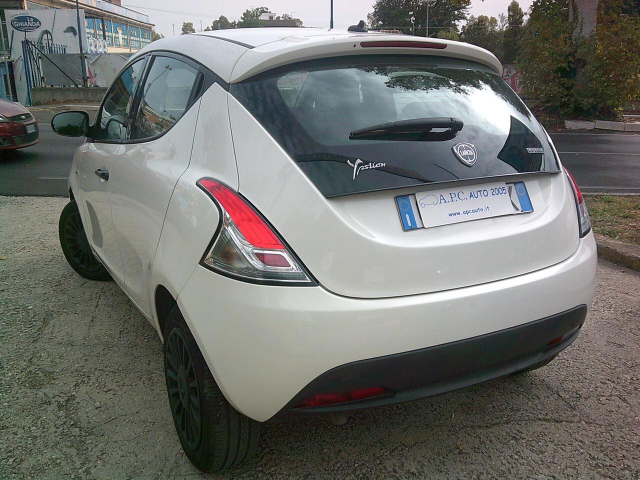 Lancia Ypsilon 1.0 FireFly 5 porte S&S Hybrid Ecochic Silver