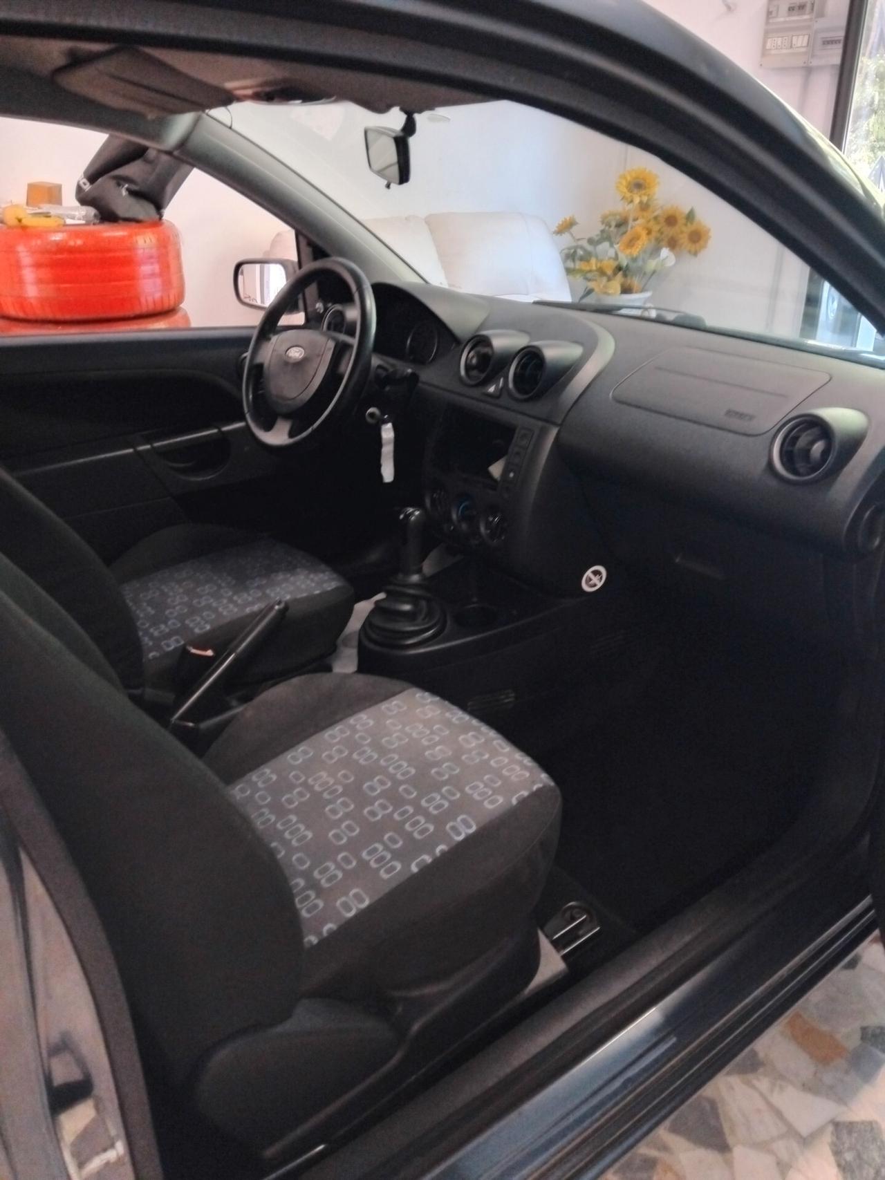 Ford Fiesta 1.2 16V 3p. Ambiente