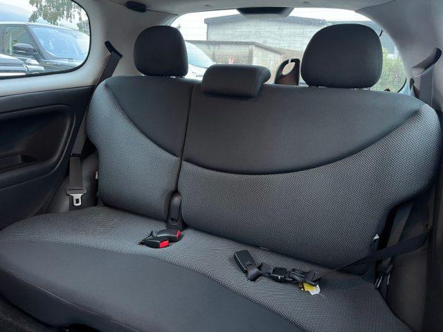 TOYOTA Yaris 1.3i 16V cat 3 porte Sol