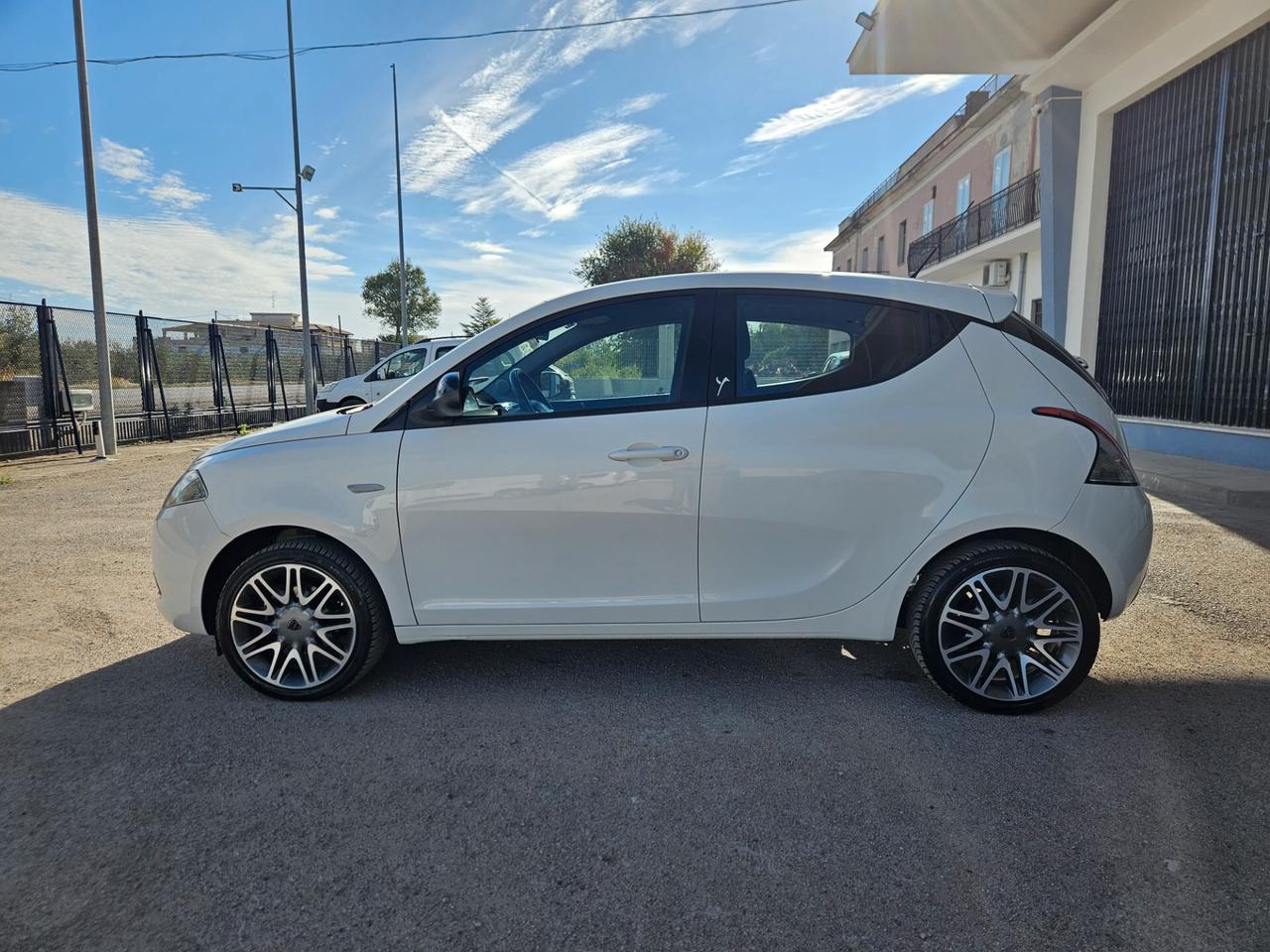 Lancia Ypsilon 1.2 69 CV 5 porte S Momodesign