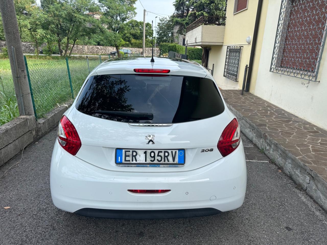 Peugeot 208 1.4 HDi 68 CV 5 porte Allure