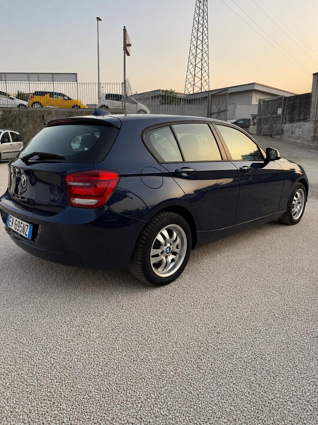 Bmw 116 116d 5p. Unique