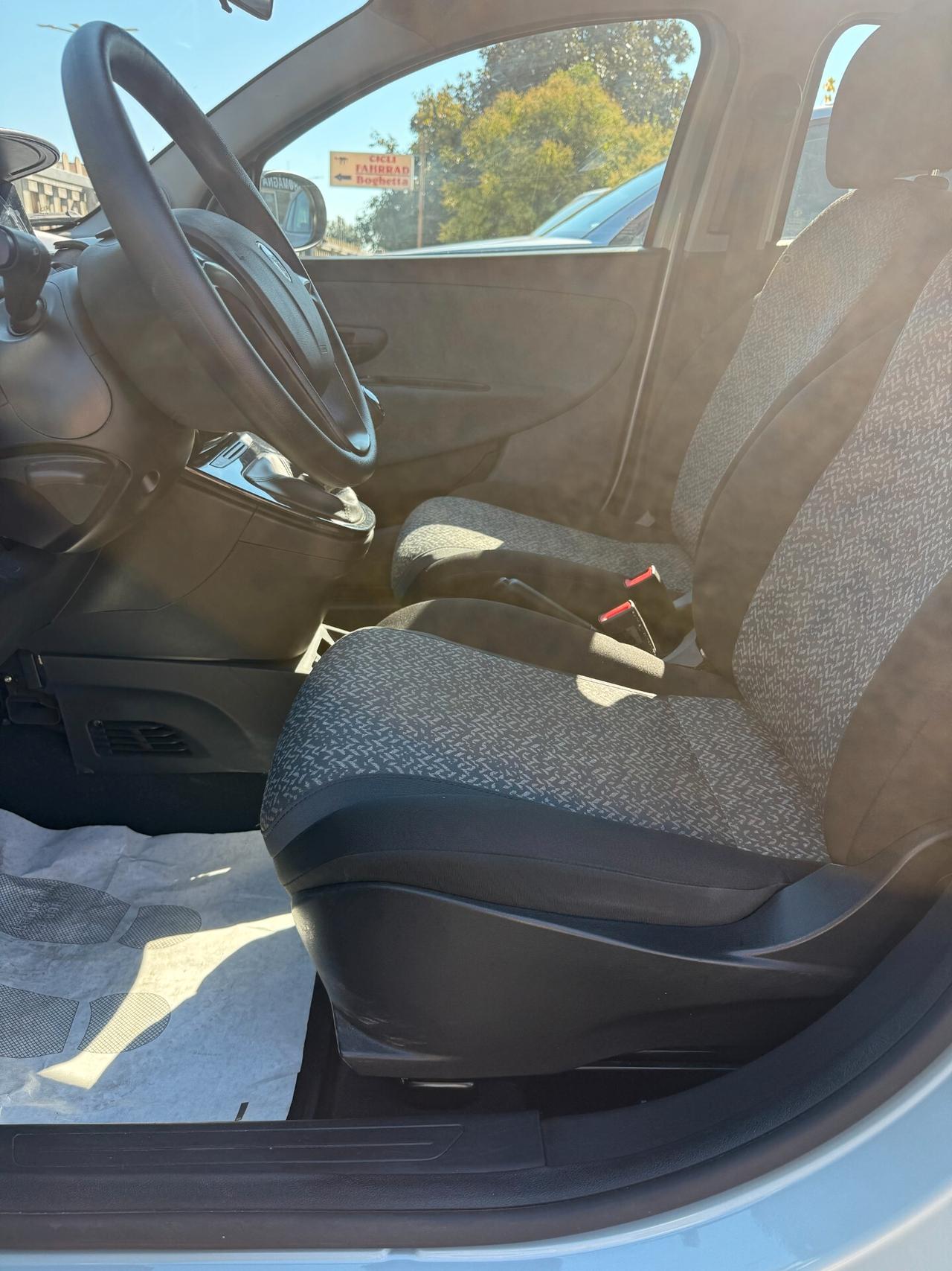 Lancia Ypsilon 1.0 FireFly 5 porte S&S Hybrid Silver NESSUN VINCOLO