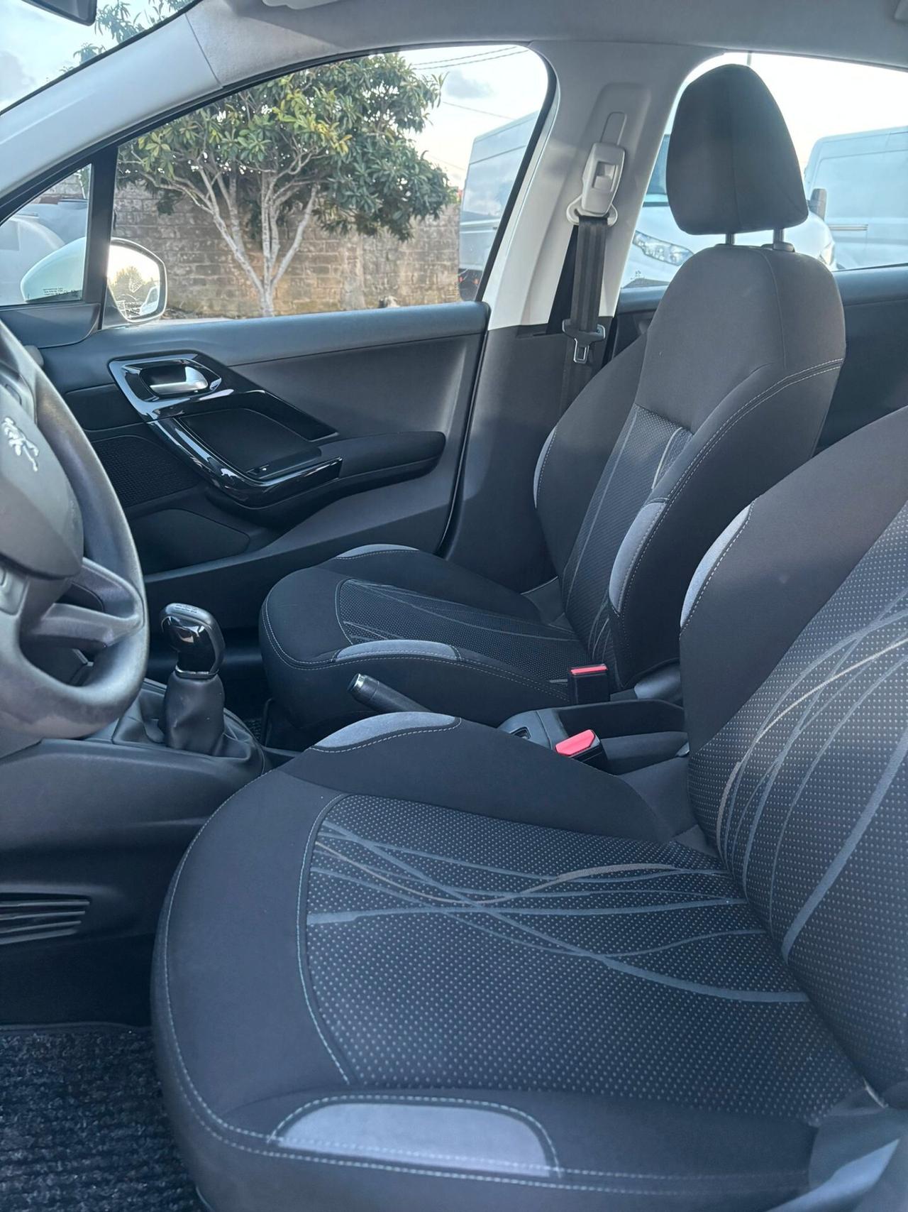 Peugeot 208 1.4 HDi 68 CV 5 porte Allure