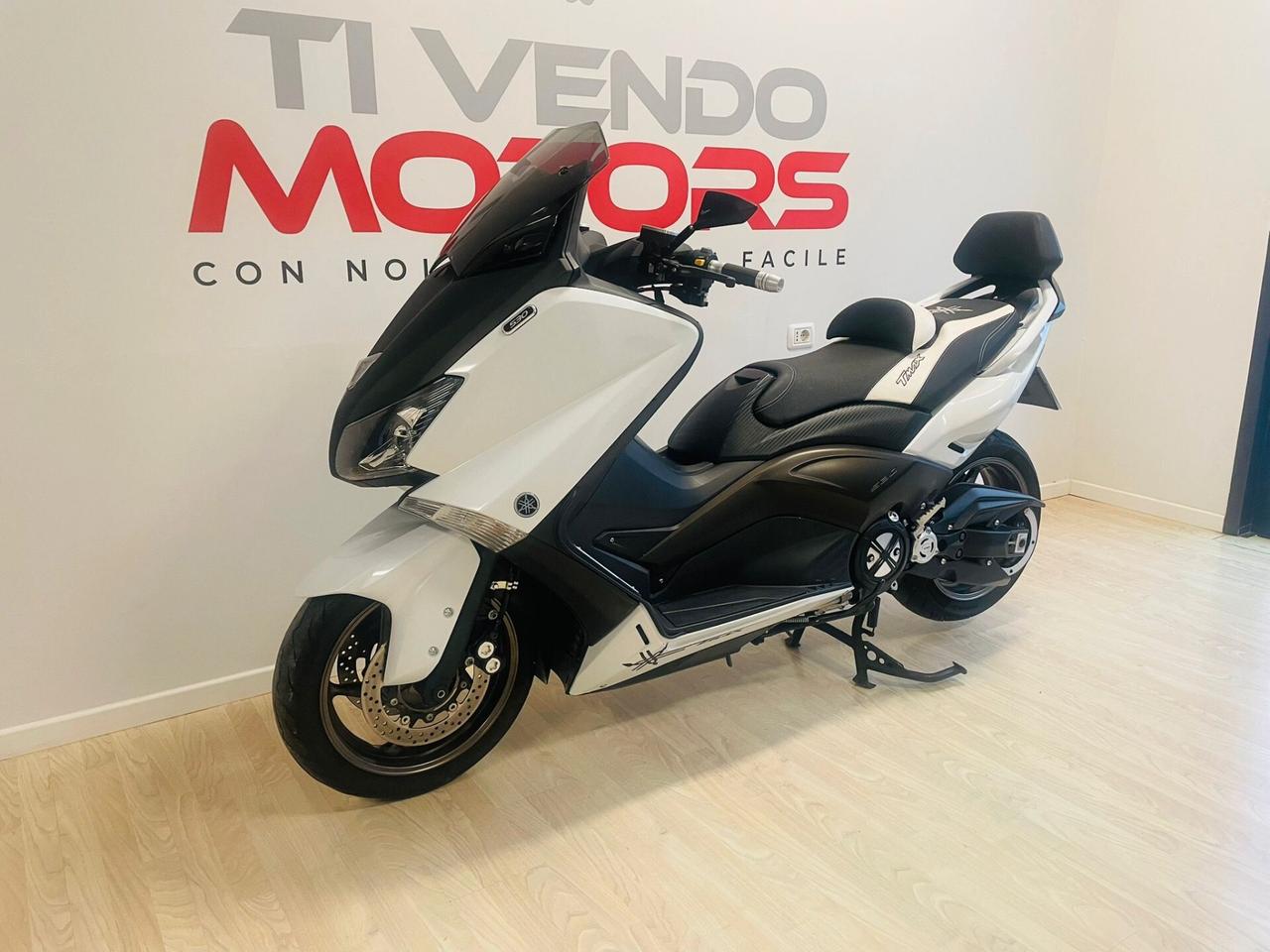 YAMAHA TMAX 530 Black and White