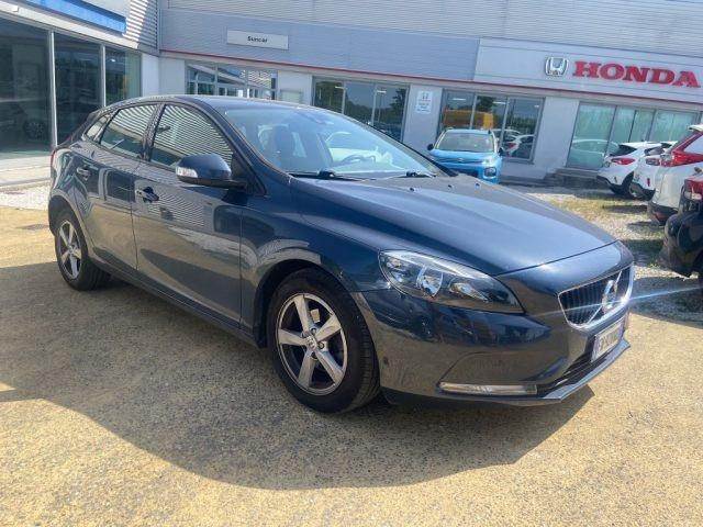 VOLVO V40 D2