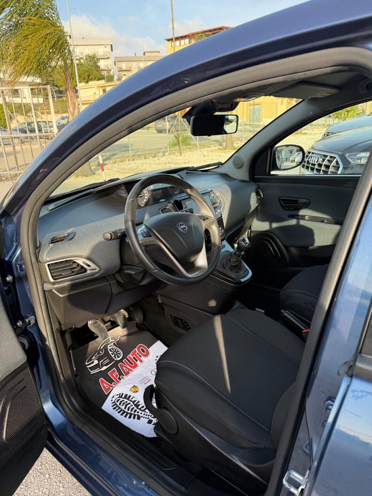 Lancia Ypsilon 1.0 FireFly 5 porte S&S Hybryd Gold