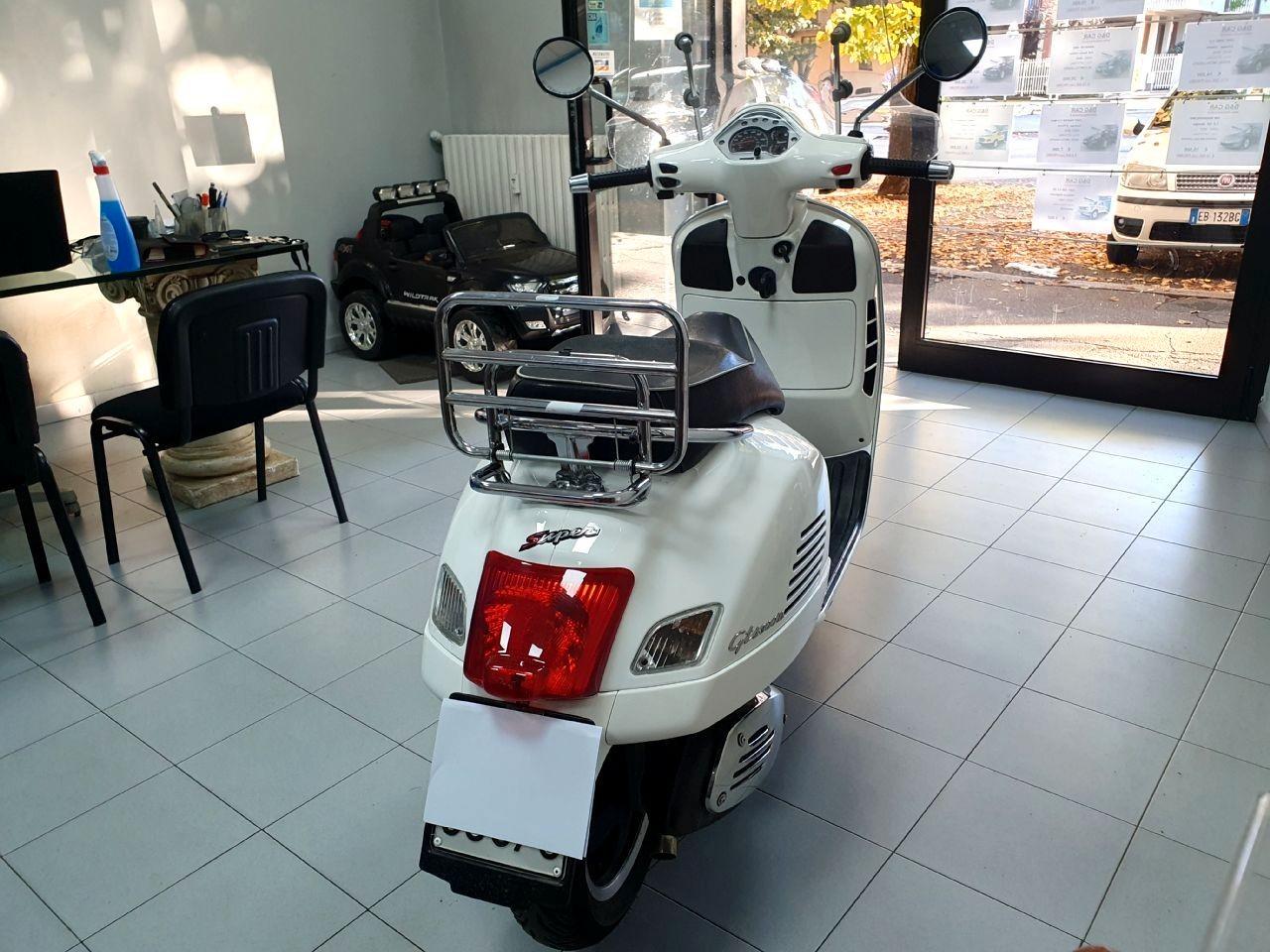 Vespa 300 GTS Super