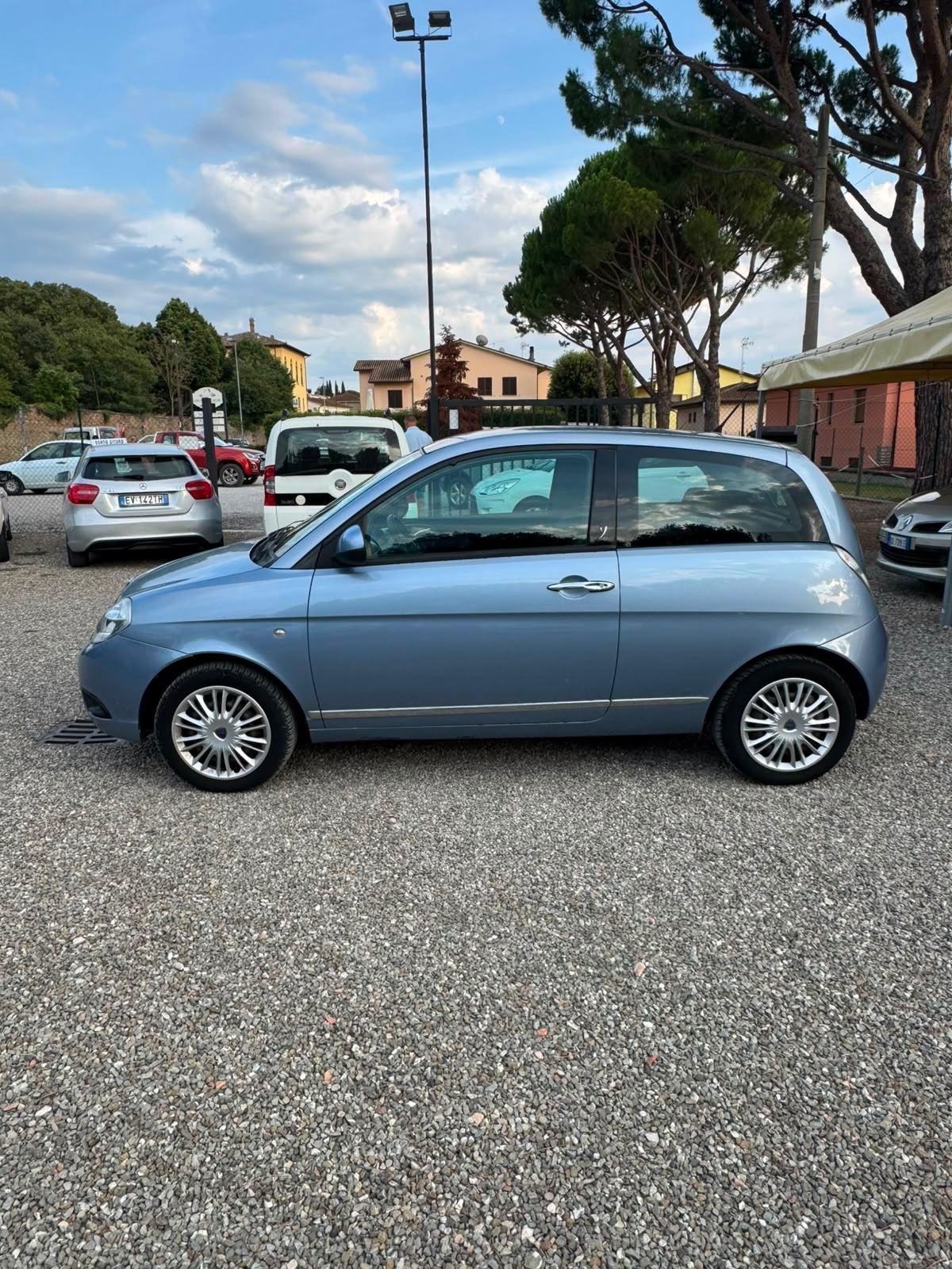 Lancia Ypsilon 1.3 MJT 75 CV MomoDesign
