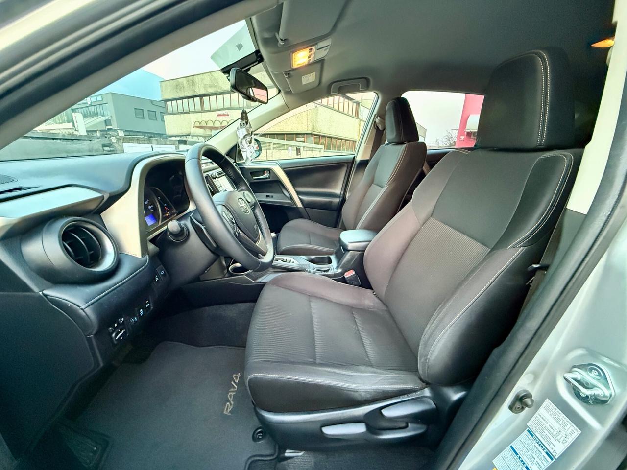 Toyota RAV 4 2.2 D-CAT A/T 4WD Lounge White Ed.