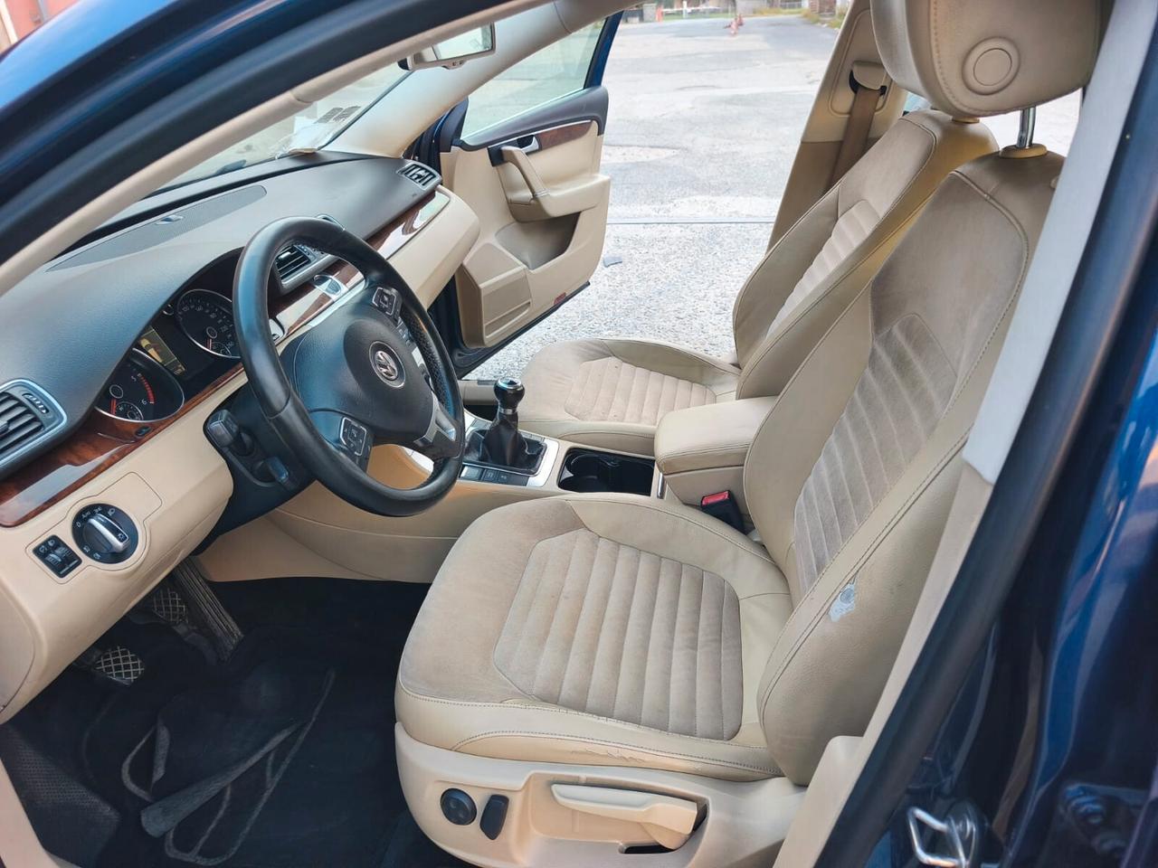 Volkswagen Passat 2011---2.0 Diesel