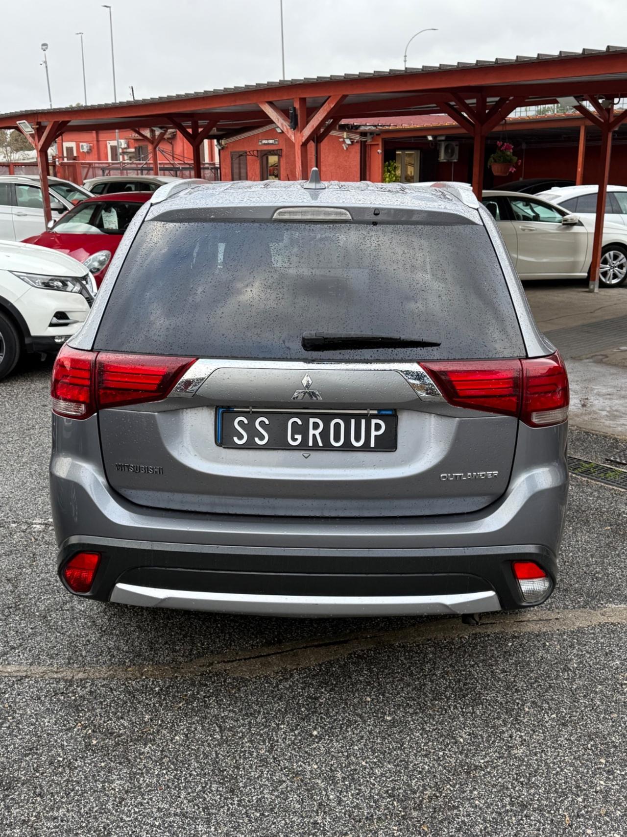 Outlander 2.2 DI-D 4x4-Instyle -7 posti-unipro-rate-E6