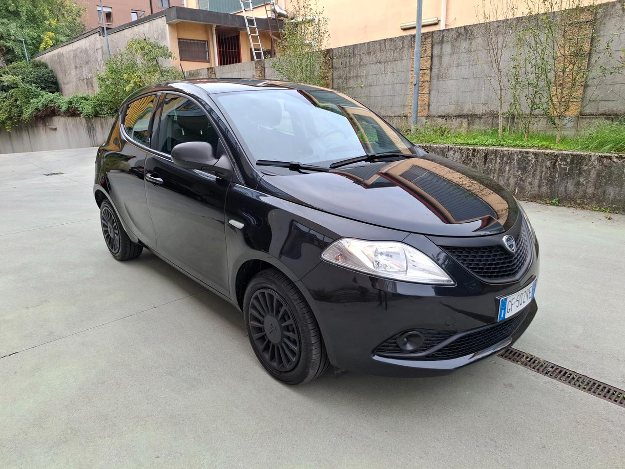 Lancia Ypsilon 1.0 FireFly 5 porte S&S Hybrid Ecochic Silver