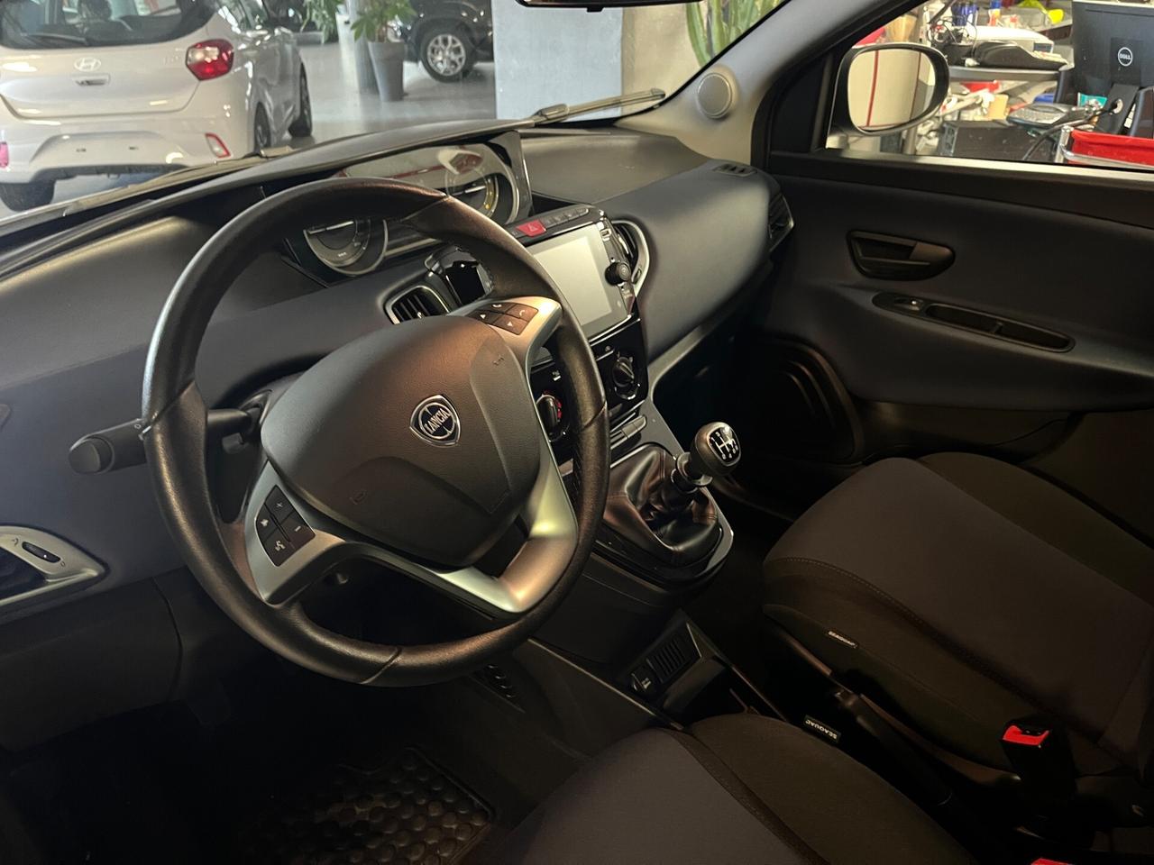 Lancia Ypsilon 1.0 FireFly 5 porte S&S Hybrid Platino