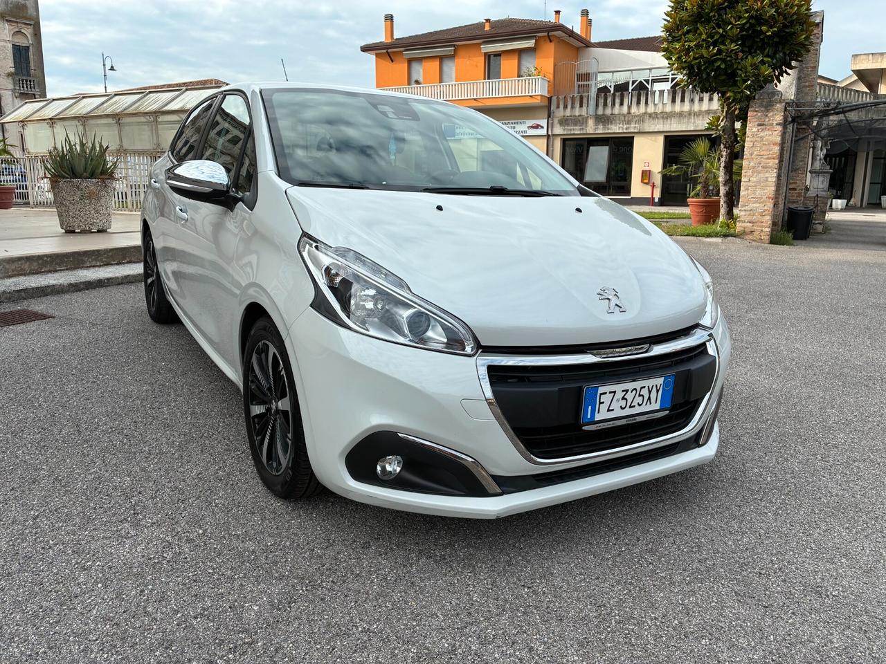 Peugeot 208 BlueHDi 100 S&S Signature