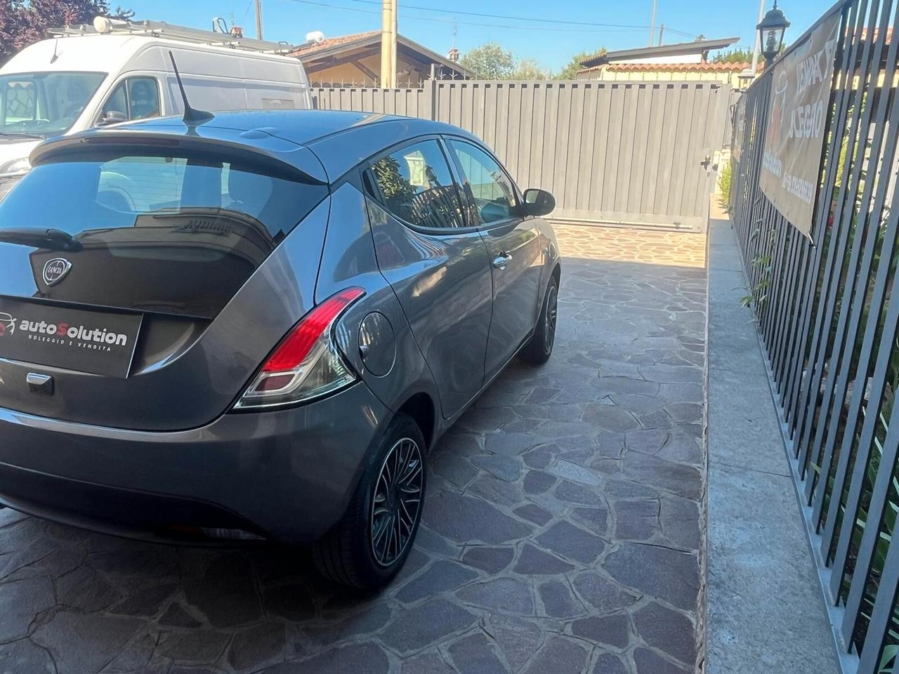 Lancia Ypsilon 1.2 69 CV 5 porte Platinum adatta neopatentati